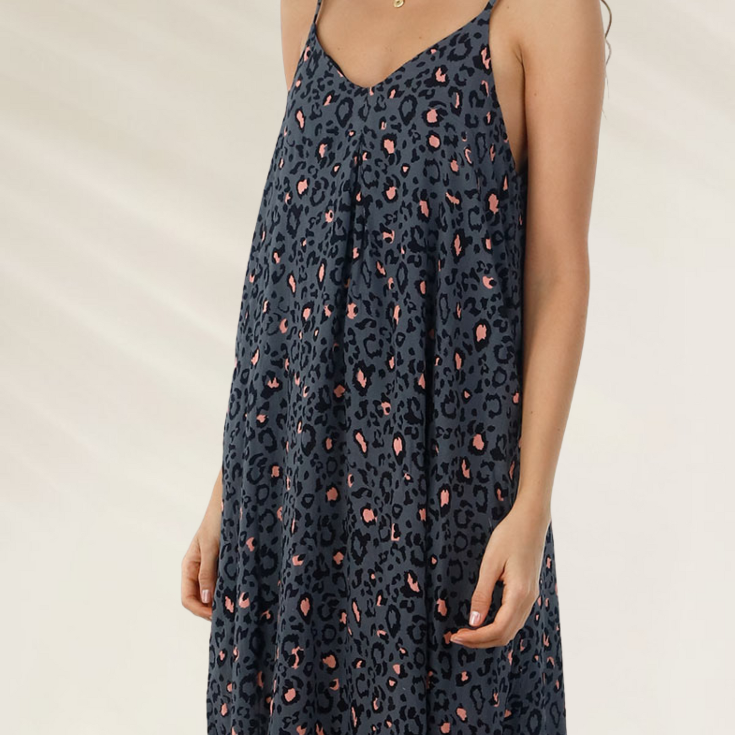 Vestido Longo Malai Animal Print em tecido fluido com alças finas e estampa de oncinha em tons escuros