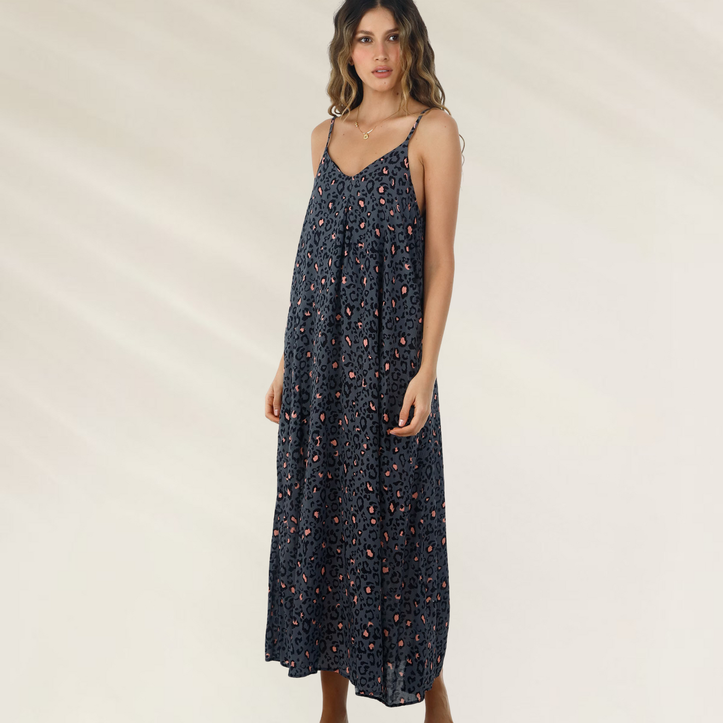 Vestido Longo Malai Animal Print com estampa animal, alças finas e caimento fluido para ocasiões casuais