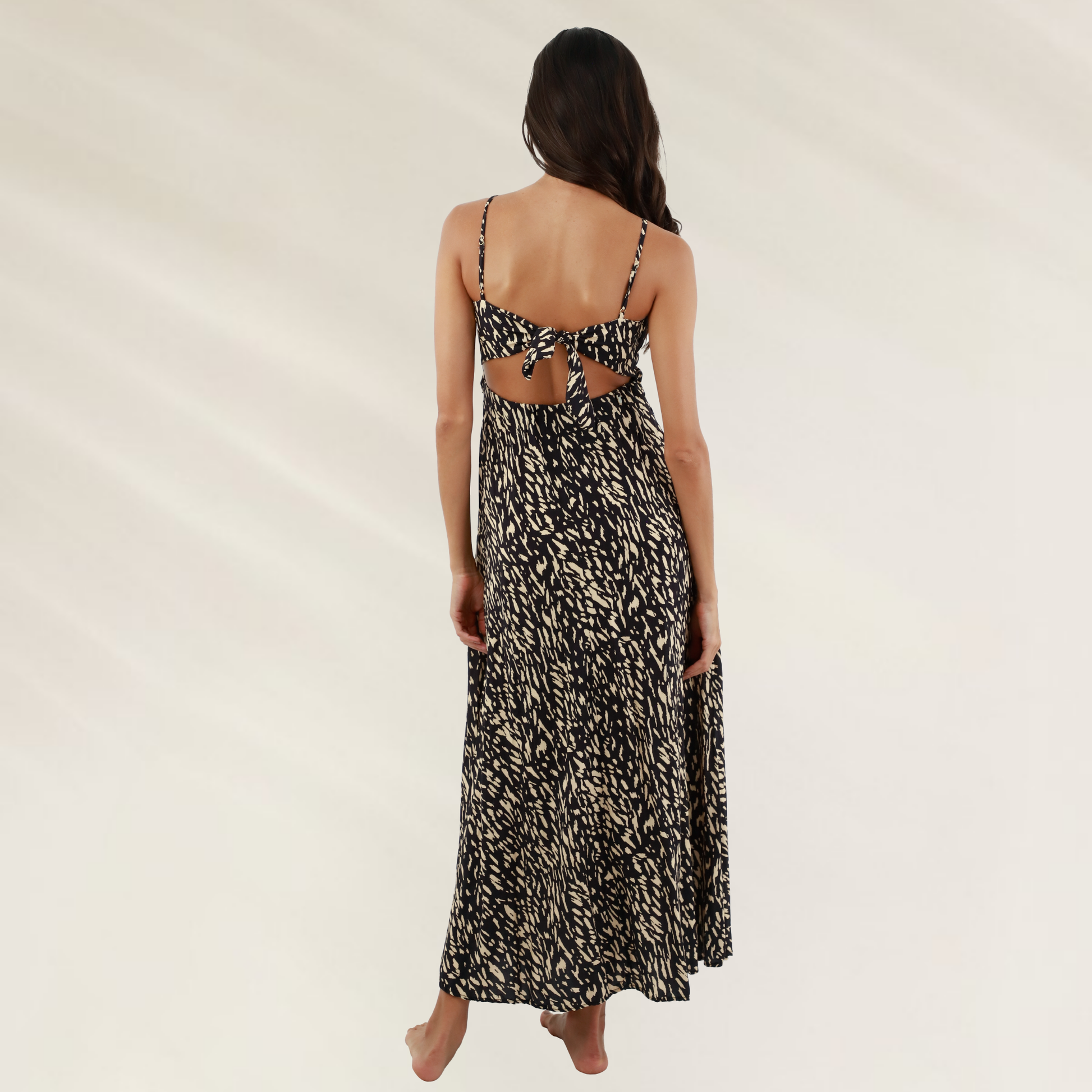 Vestido longo Malai com detalhe torcido e costas abertas, em estampa elegante e fluida