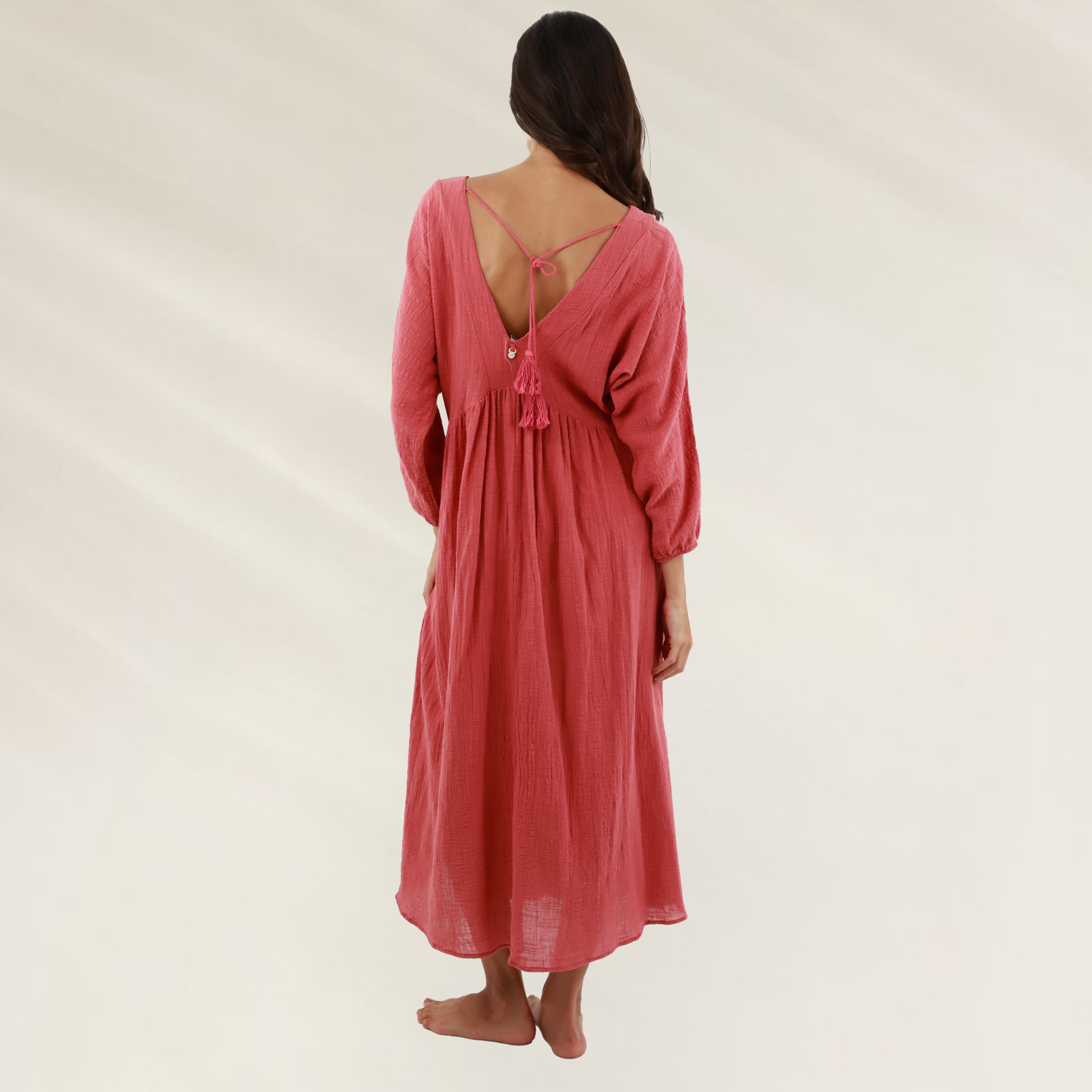 Vestido longo Malai em viscose com decote profundo, com detalhes nas costas e mangas longas