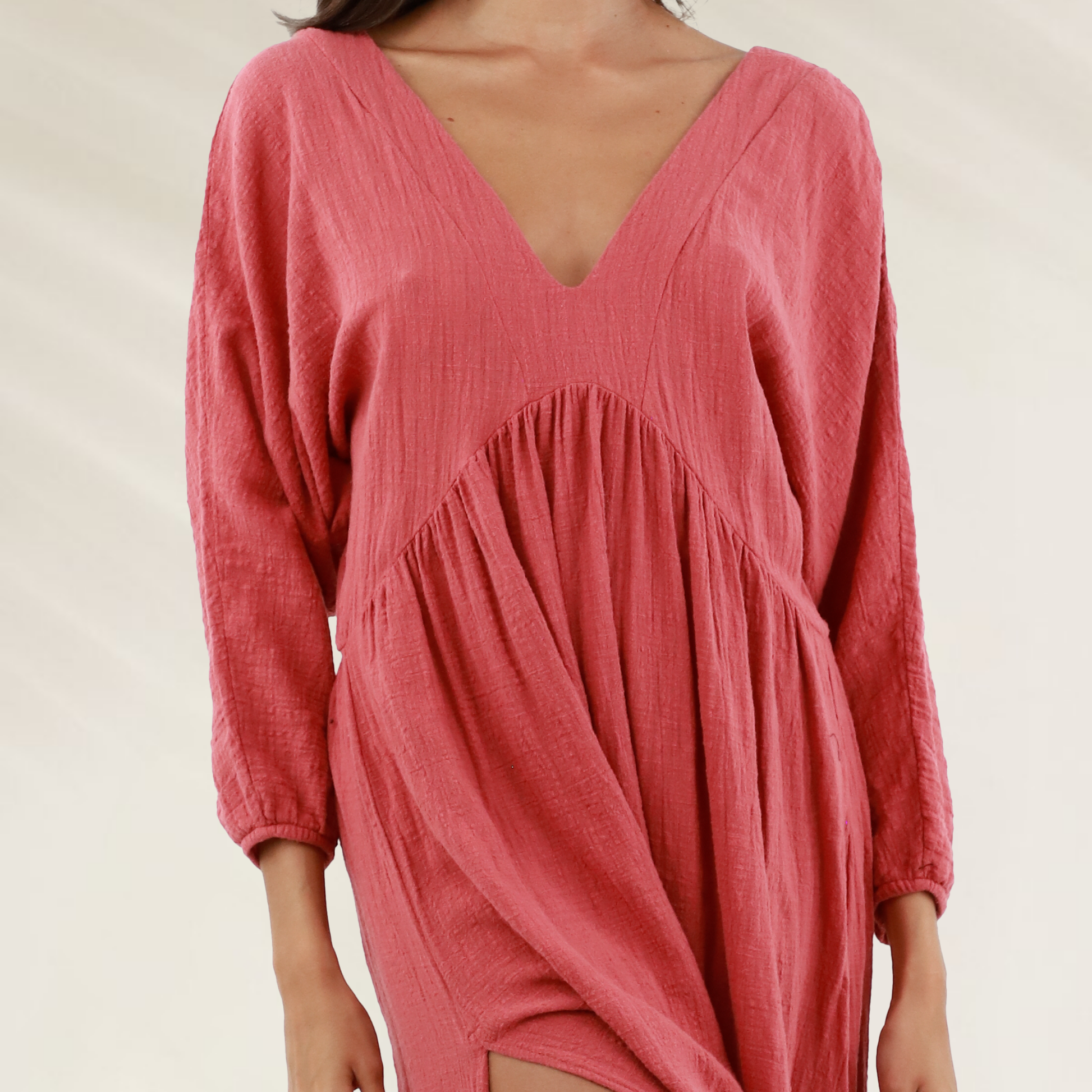 Vestido longo Malai em viscose com decote profundo em tom rosa, ideal para ocasiões casuais