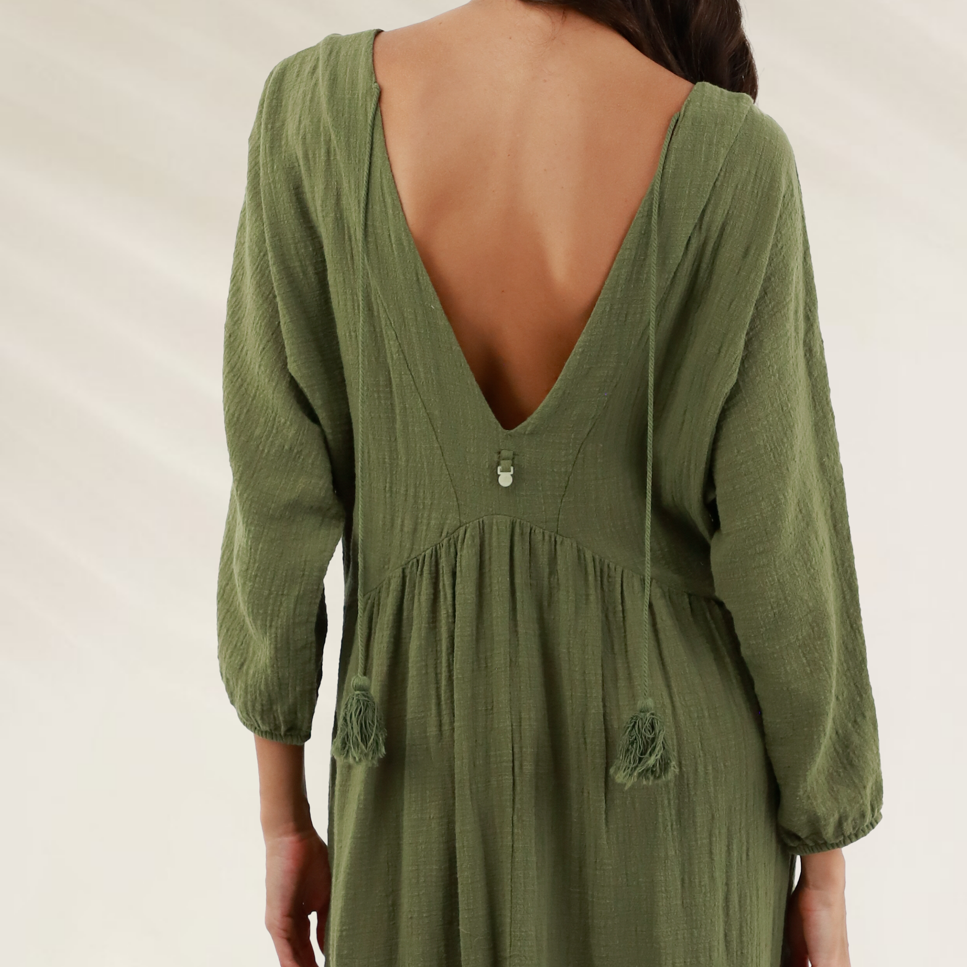 Vestido longo Malai em viscose com decote profundo, com detalhes de botões e mangas longas em verde