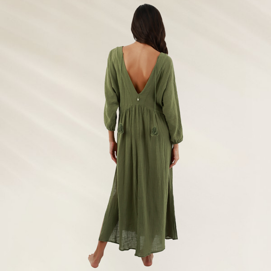 Vestido longo Malai em viscose com decote profundo na cor verde musgo, modelo com mangas longas e detalhe nas costas