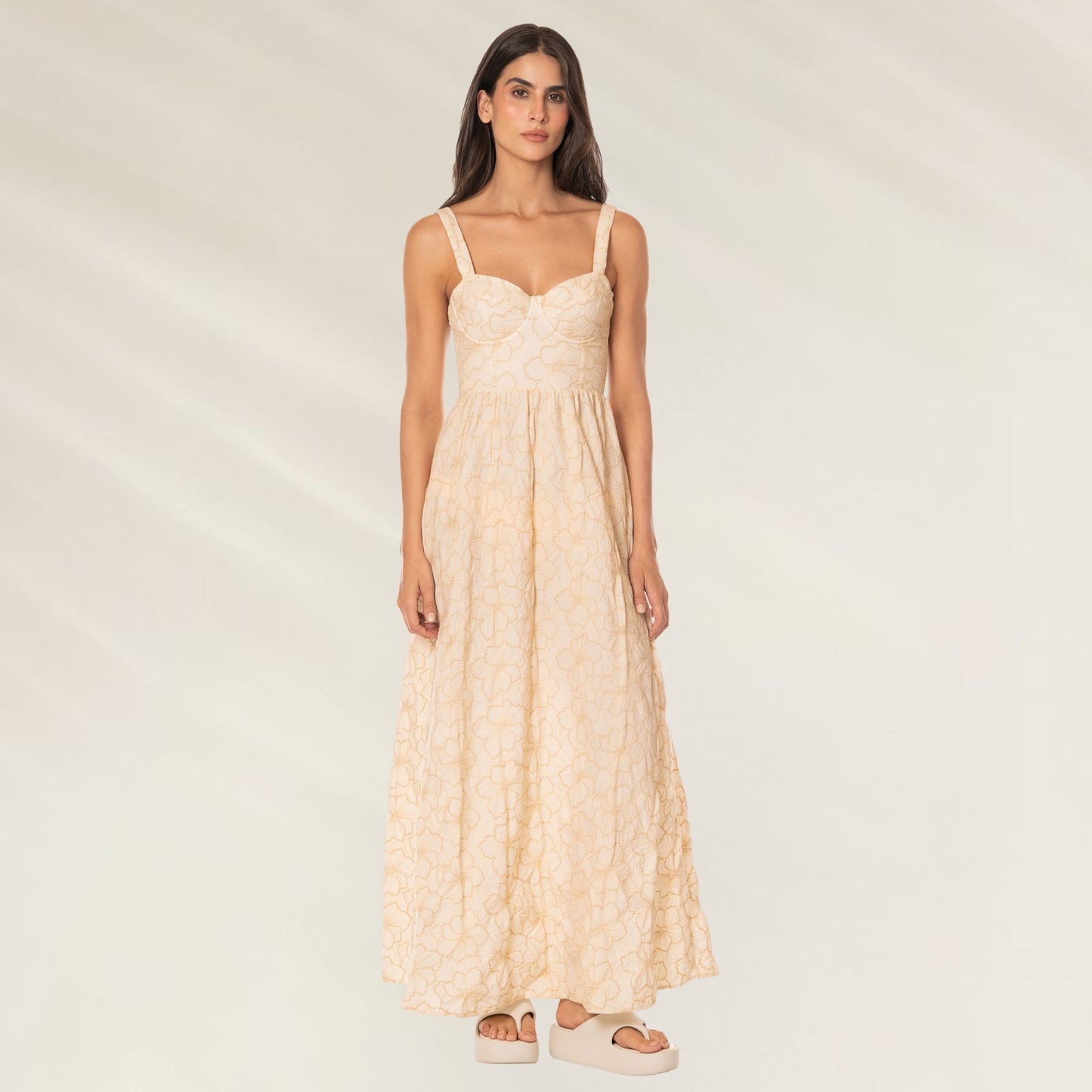 Vestido Longo Moonlit Lace Lamary da Maaji em tom claro com detalhes rendados e alças finas