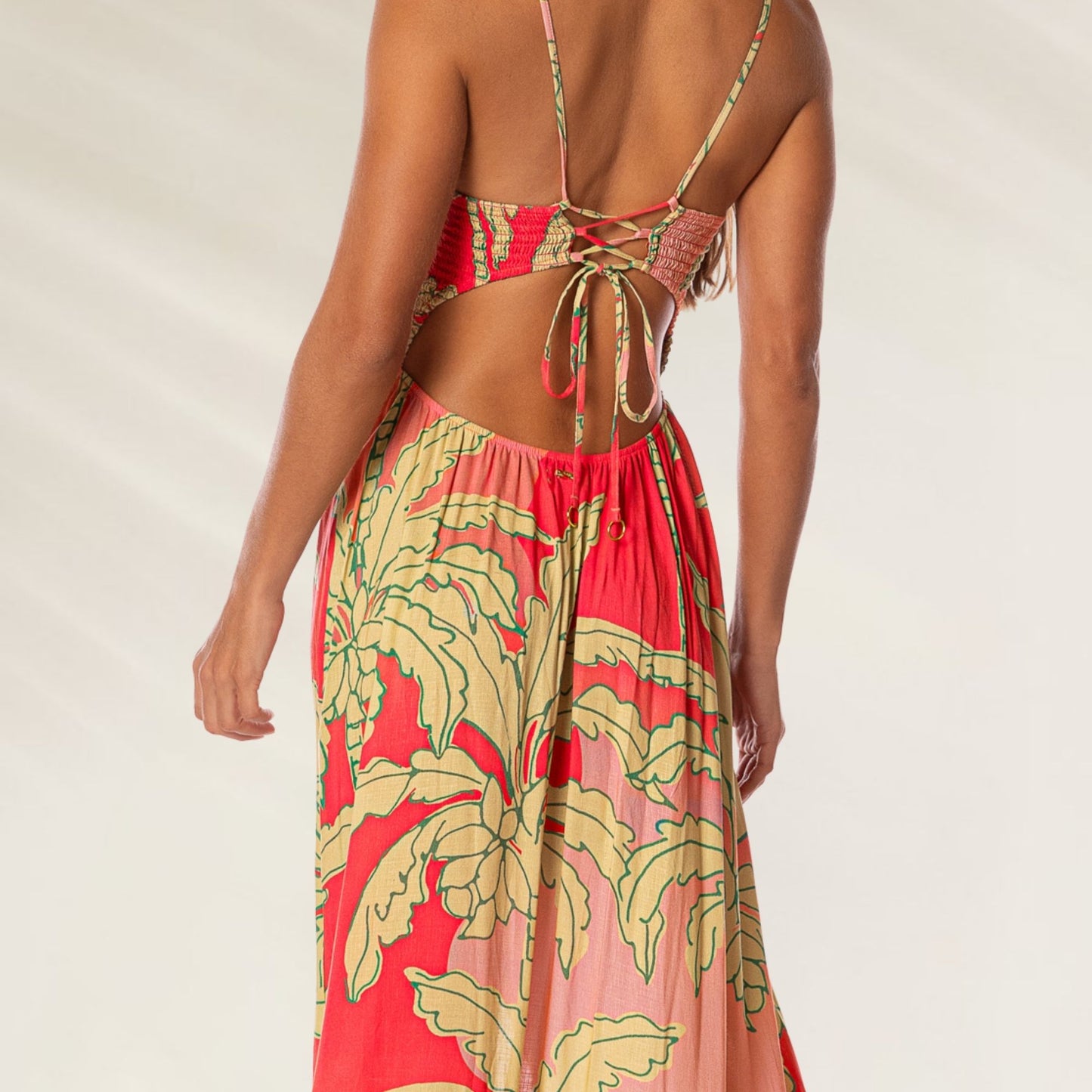 Vestido Longo Palm Garden Lavinia com detalhes de folhagem e costas nuas para um visual elegante de verão