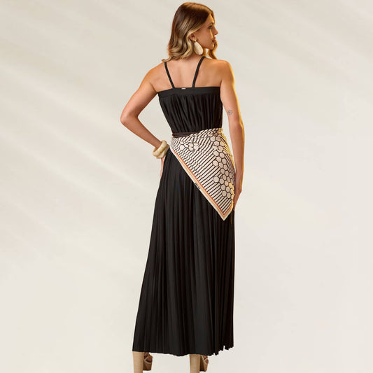 Vestido Longo Plissado Preto da Debrisa com detalhe em estampa geometrica nas costas