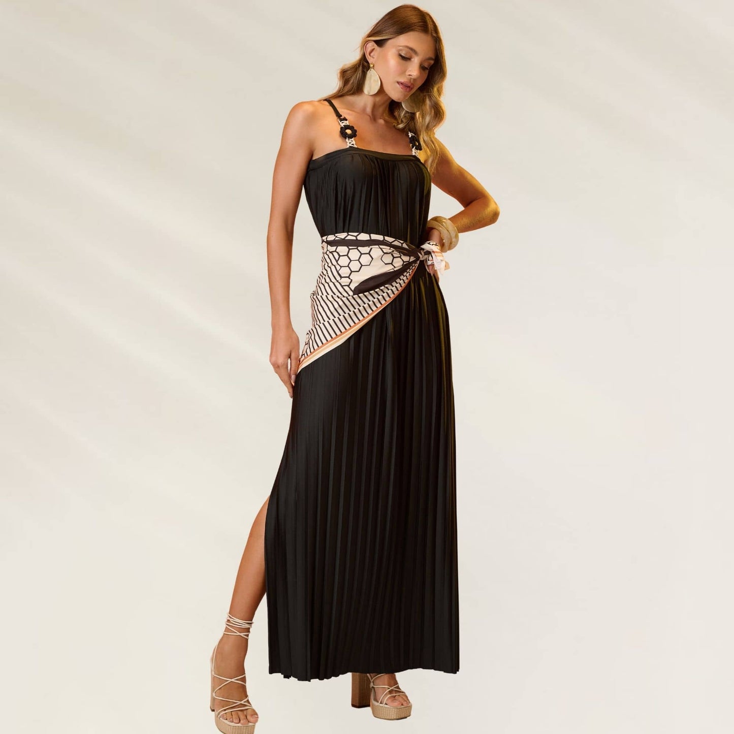 Vestido Longo Plissado Preto com detalhes em estampa e recorte lateral elegante