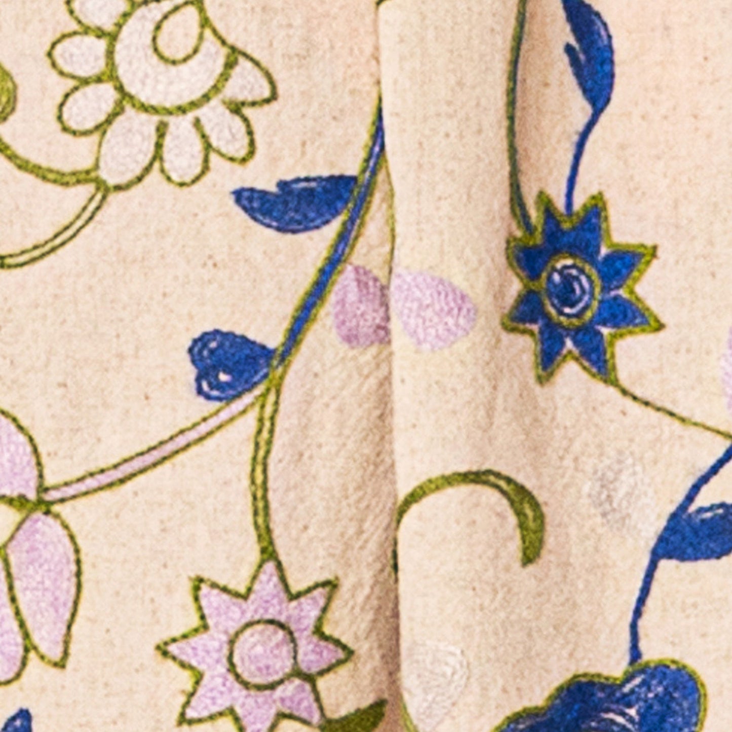 Padrão intrigante do tecido do Vestido Longo Purple Meadow com flores coloridas em fundo claro