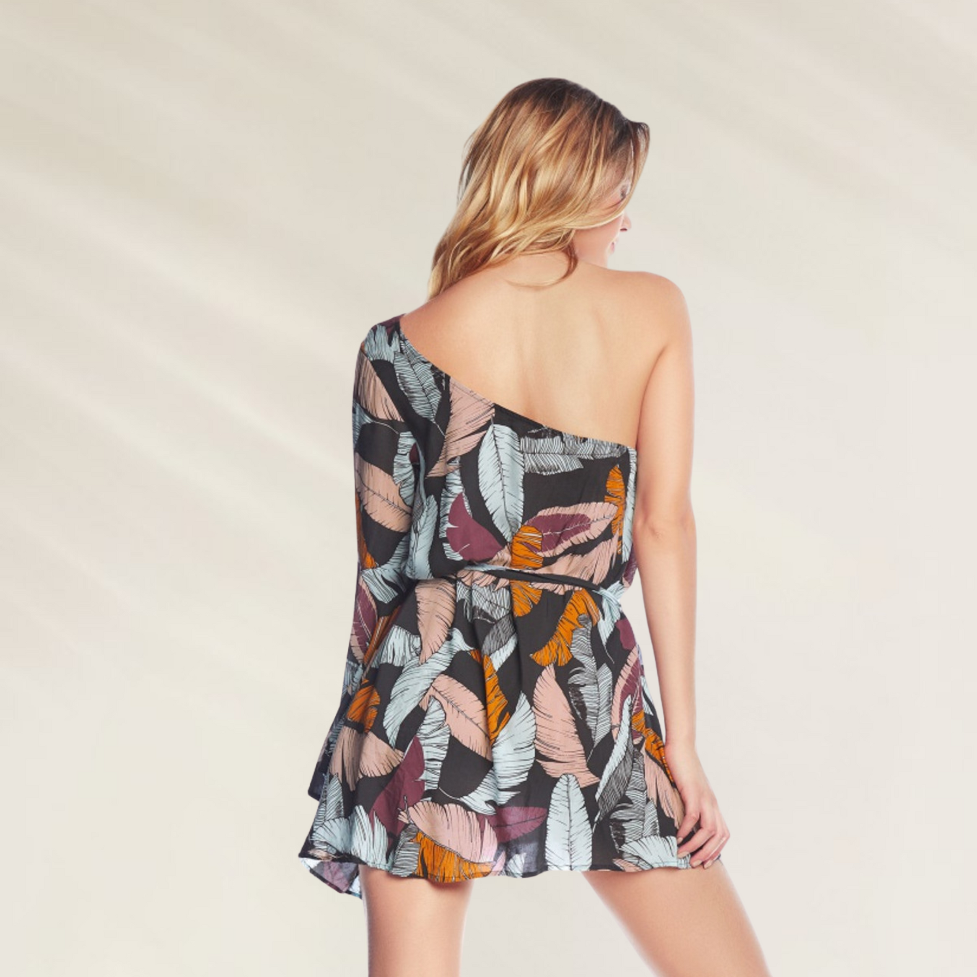 Vestido Maaji com elegância tropical num corte irresistível, mostrando a parte de trás e estampa vibrante.