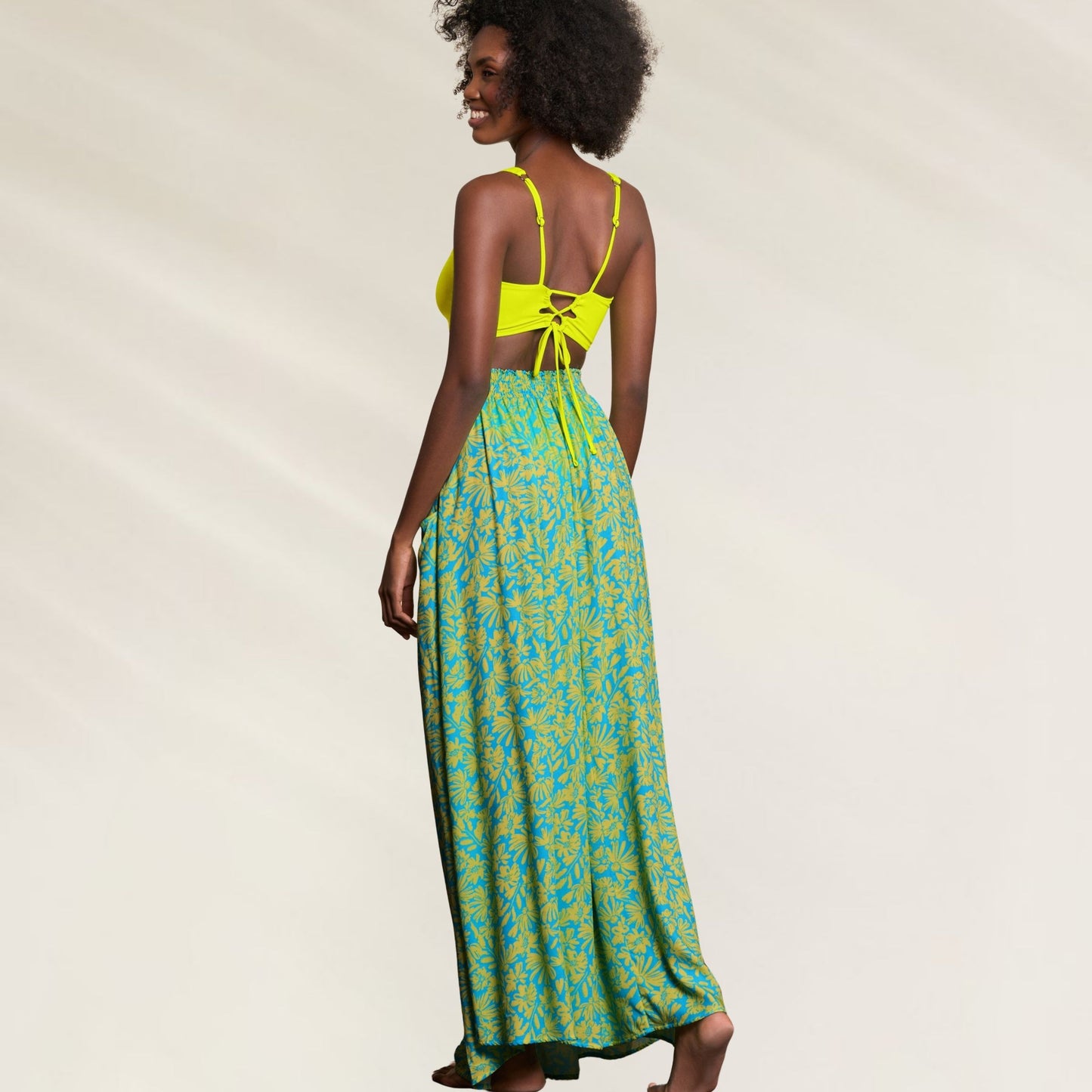 Saia longa Maaji em verde com estampa vibrante, ideal para looks de verão e ocasiões informais