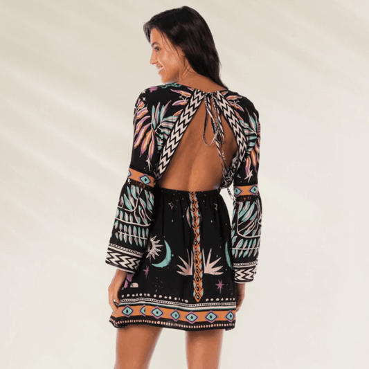 Vestido curto Maaji com estampa colorida e costas abertas para um visual moderno e confortável