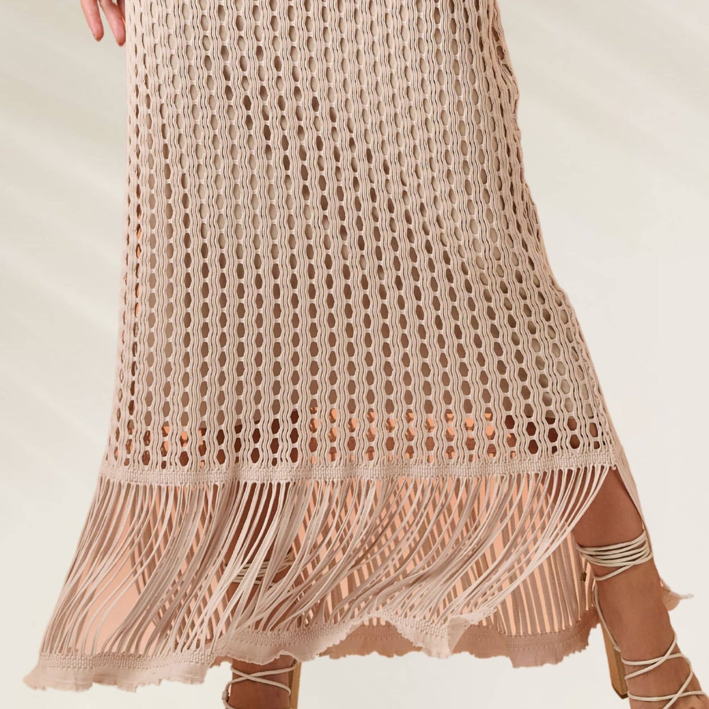Vestido uma Alça Arbor em tom nude com detalhes de renda e caimento leve para ocasiões especiais