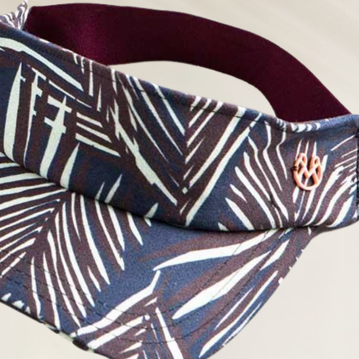 Visor Maaji – Estilo Tropical com Proteção Solar em tecido estampado com folhas tropicais azul e branco