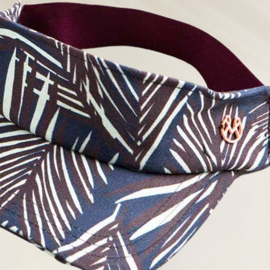 Visor Maaji – Estilo Tropical com Proteção Solar em tecido estampado com folhas tropicais azul e branco
