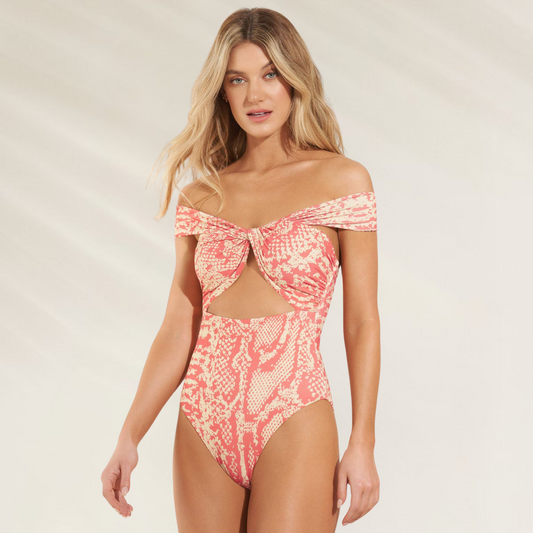 Modelo vestindo Fato de Banho Reversível Maaji – Versatilidade e Estilo em Cada Detalhe com estampa em tons coral