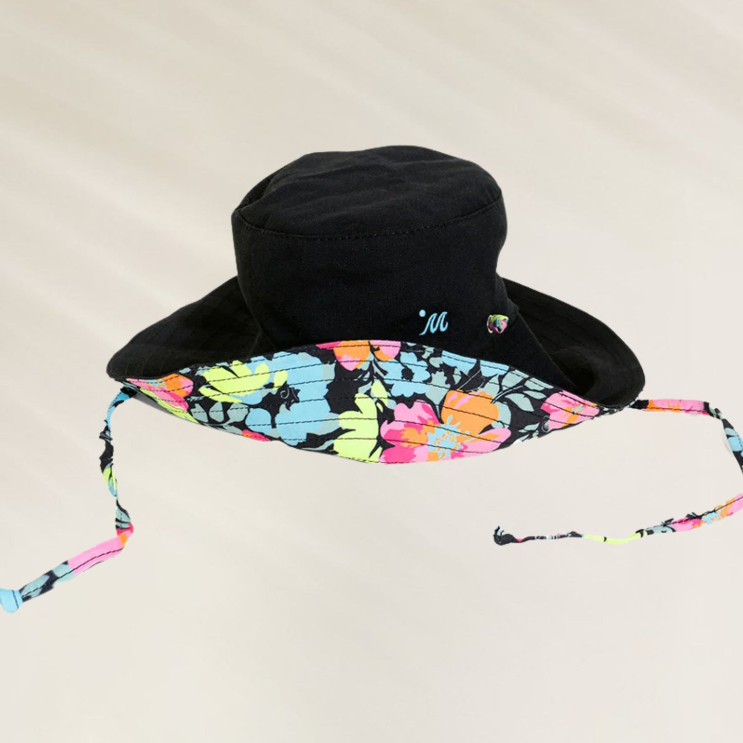Chapéu Reversível com Cordão Ajustável