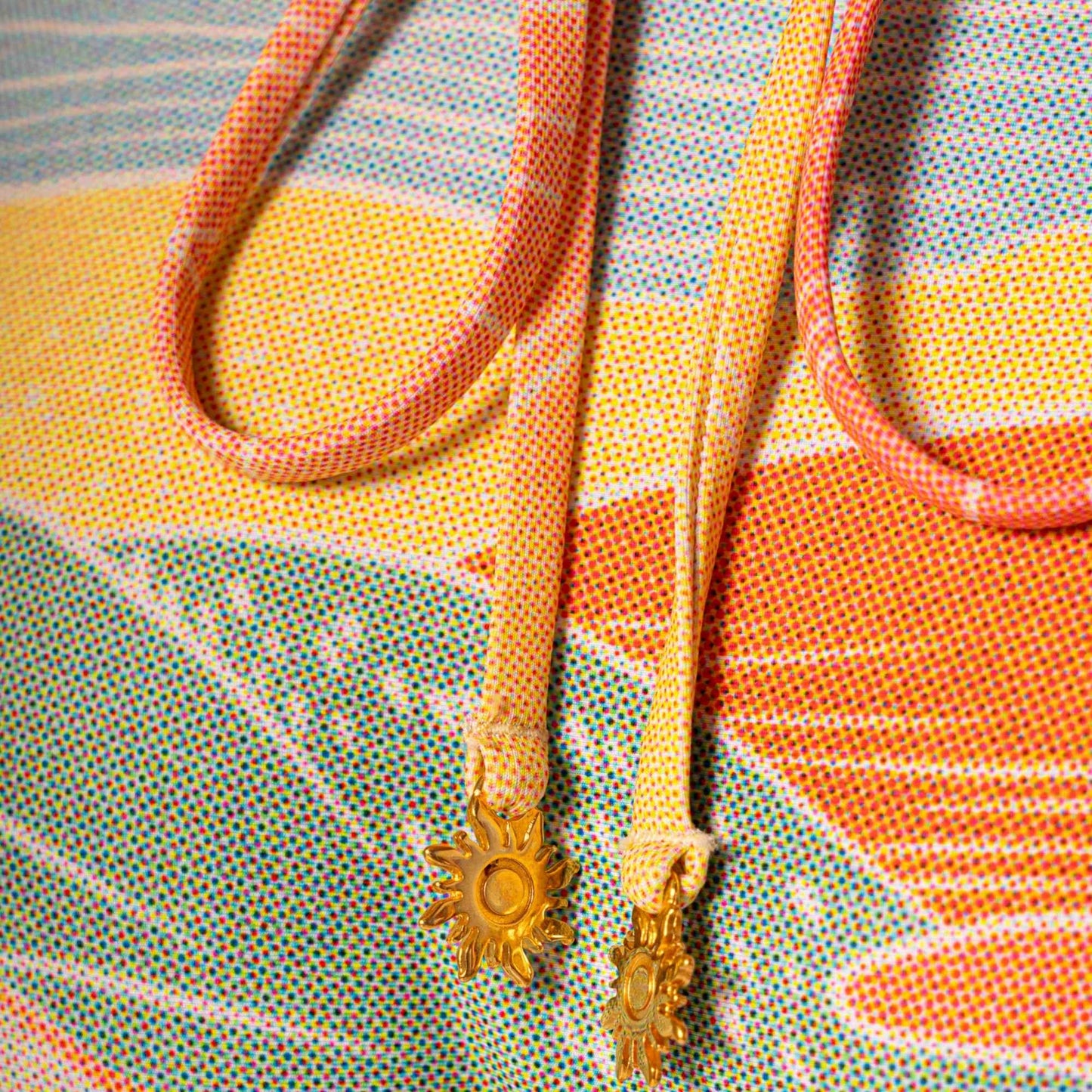 Detalhe do Fato de Banho Sakura Briella da Maaji com cordões coloridos e acessórios dourados
