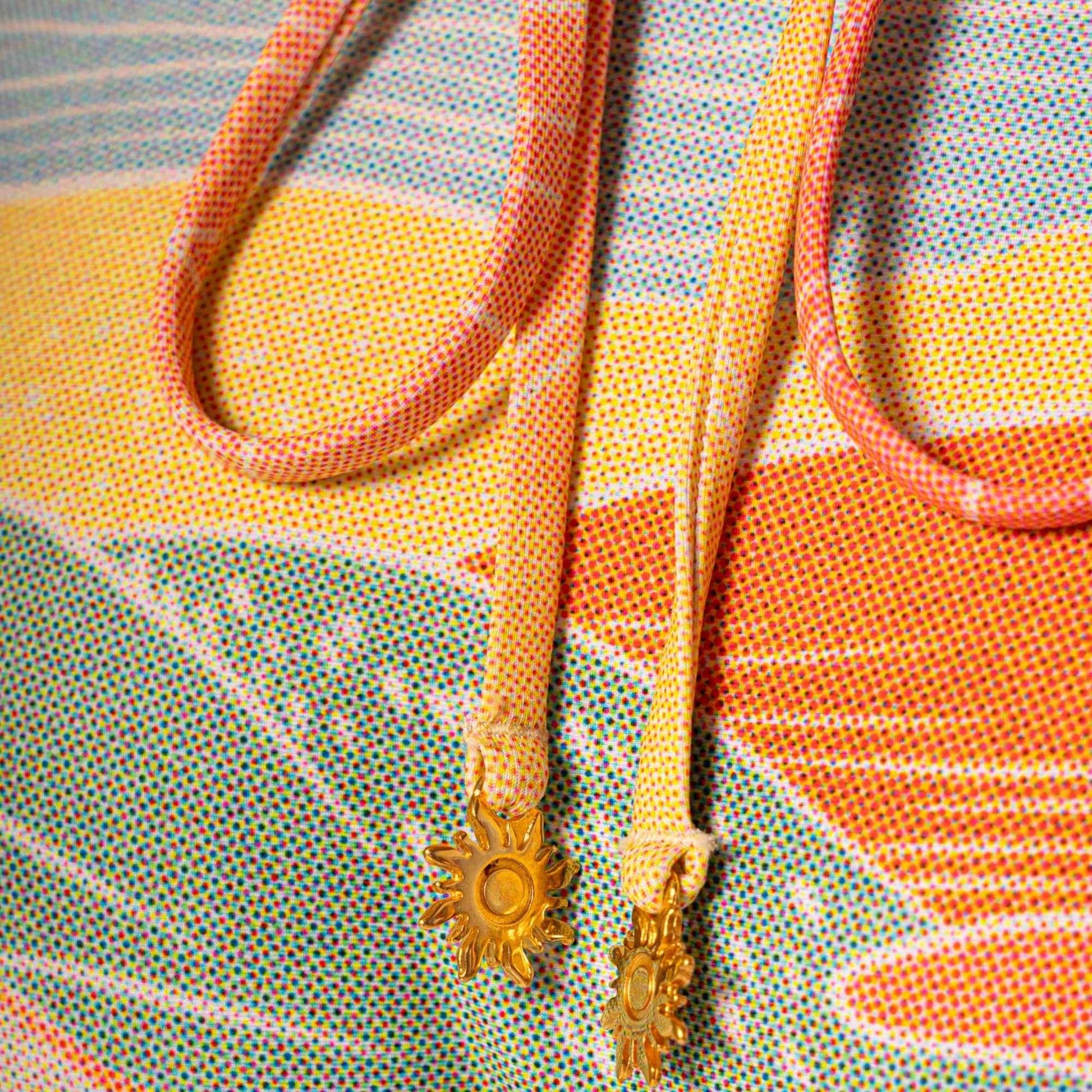 Detalhe do Fato de Banho Sakura Briella da Maaji com cordões coloridos e acessórios dourados