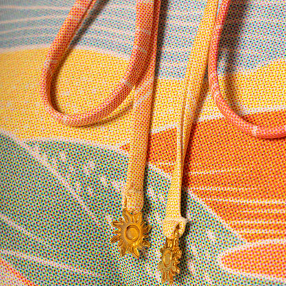 Detalhe do Fato de Banho Sakura Briella da Maaji com cordões coloridos e acessórios dourados