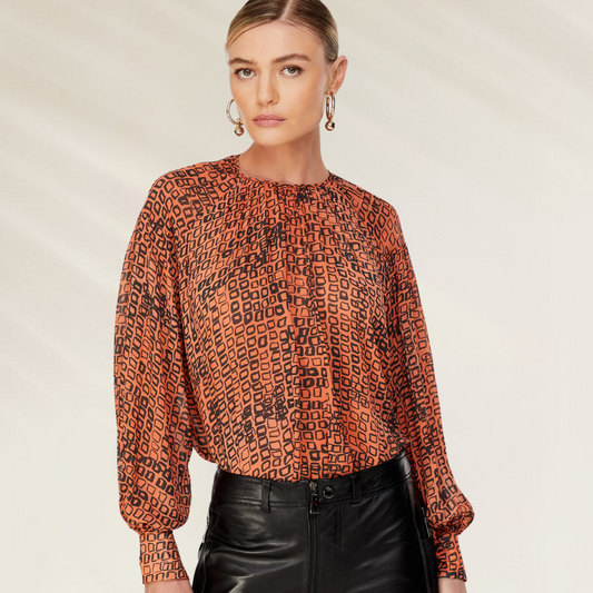 Blusa Feminina Estampada em Viscose Semi-Transparente – Animale Brasil com flores em fundo roxo