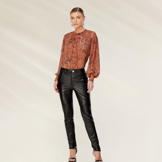 Blusa Feminina Estampada em Viscose Semi-Transparente – Animale Brasil, com mangas longas e estampa em tons terrosos