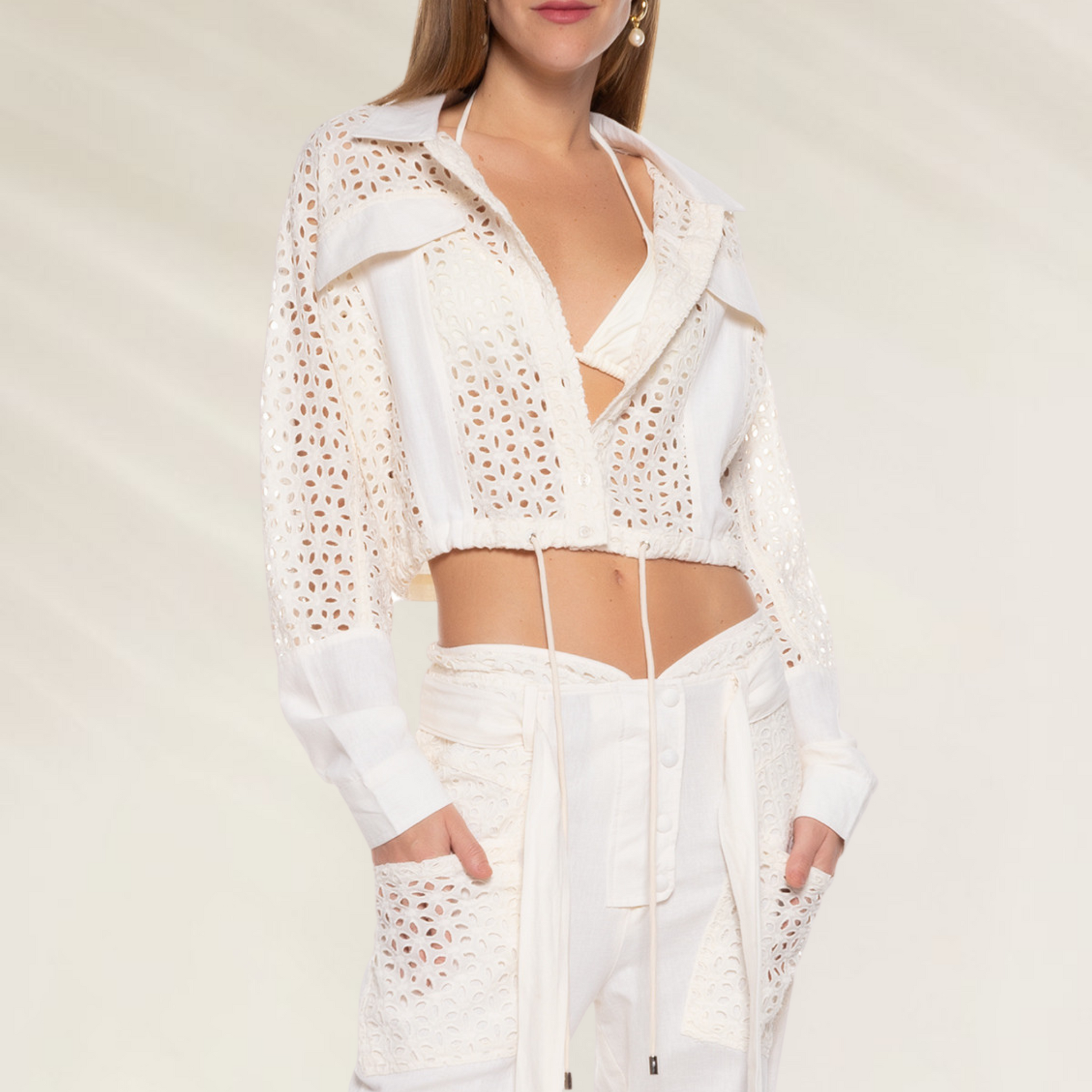 Jaqueta Feminina em Laise Off White com Ajuste na Cintura – Animale Brasil com design vazado e estilo sofisticado
