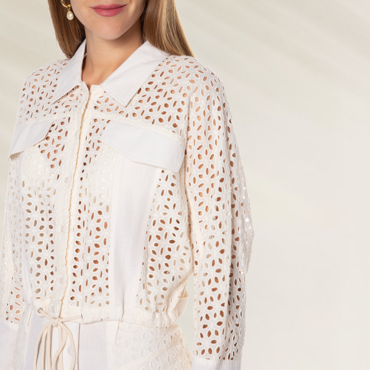Jaqueta Feminina em Laise Off White com Ajuste na Cintura – Animale Brasil em tecido delicado e design elegante