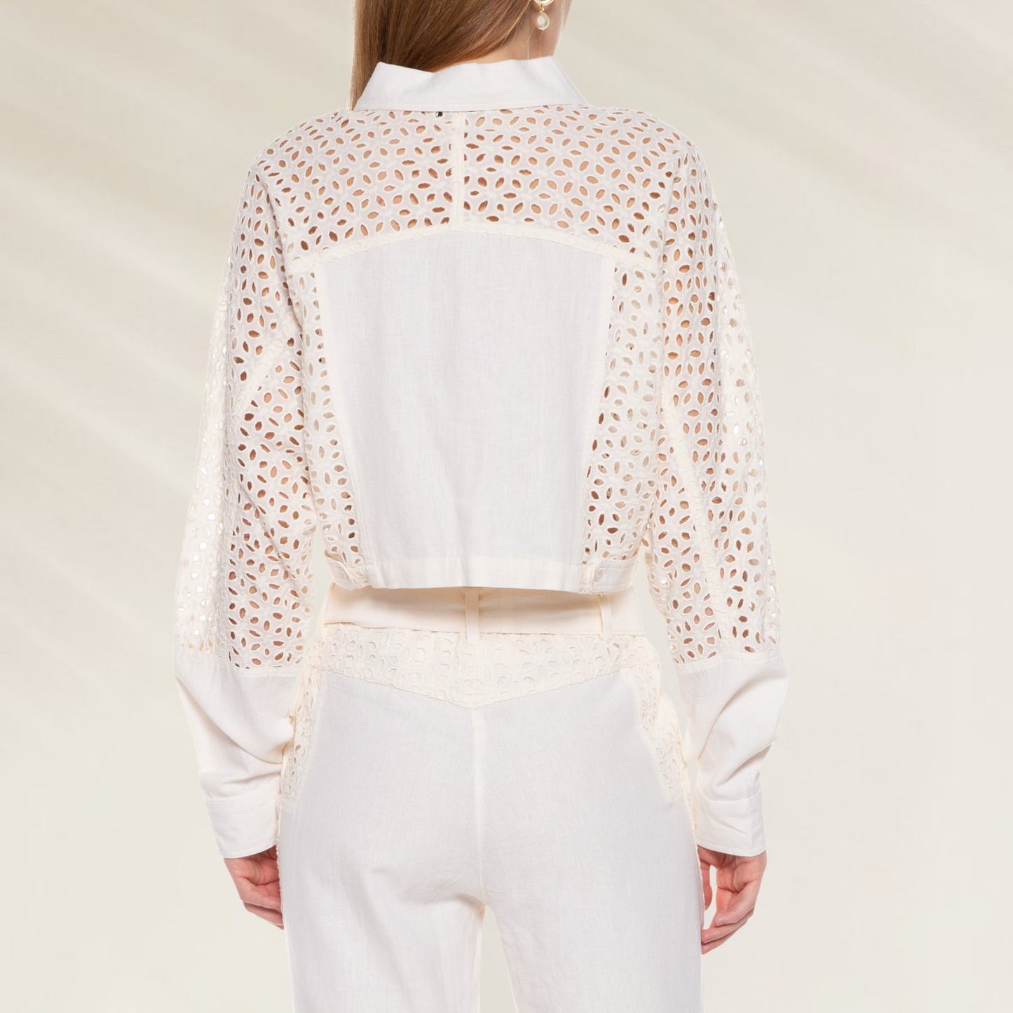 Jaqueta Feminina em Laise Off White com Ajuste na Cintura – Animale Brasil vista de costas com detalhes vazados