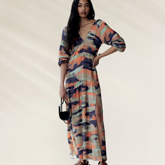 Vestido comprido estampado com decote em V – Animale Brasil, modelo com mangas 3 4 e fenda lateral