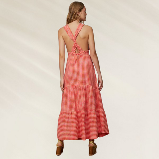 Vestido Longo em Algodão com Alças Cruzadas – Estampa Vichy Coral | Animale Brasil visto por trás em modelo