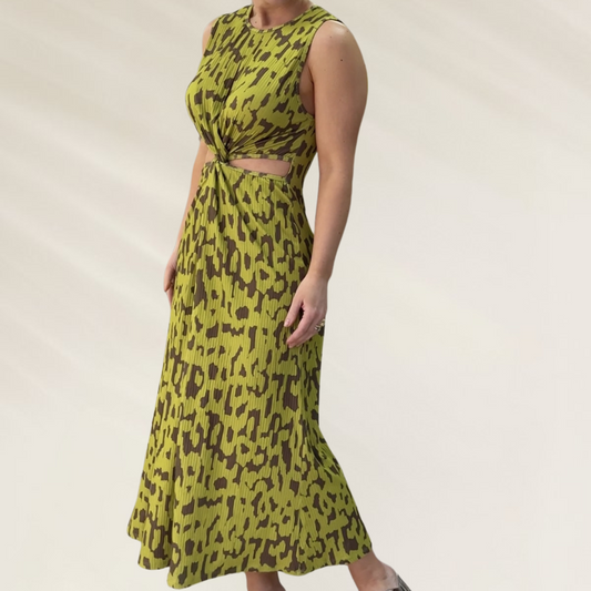 Vestido Midi Canelado com Estampa Animal Print e Recorte Frontal – Animale Brasil em tom verde com preto