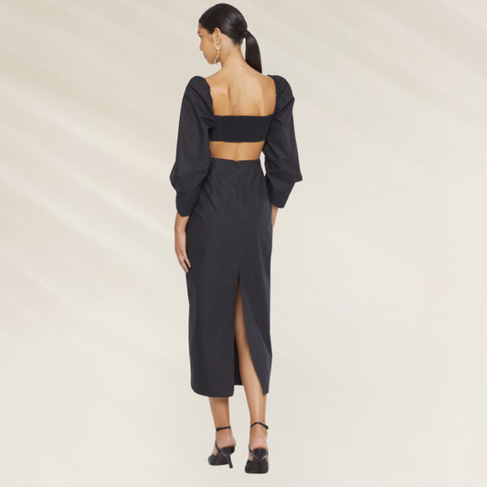 Mulher usando Vestido Midi Preto com Recortes Laterais - Animale Brasil, visto por trás