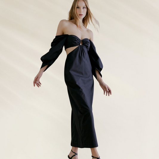 Vestido Midi Preto com Recortes Laterais - Animale Brasil, com mangas longas e decote ombro a ombro elegante