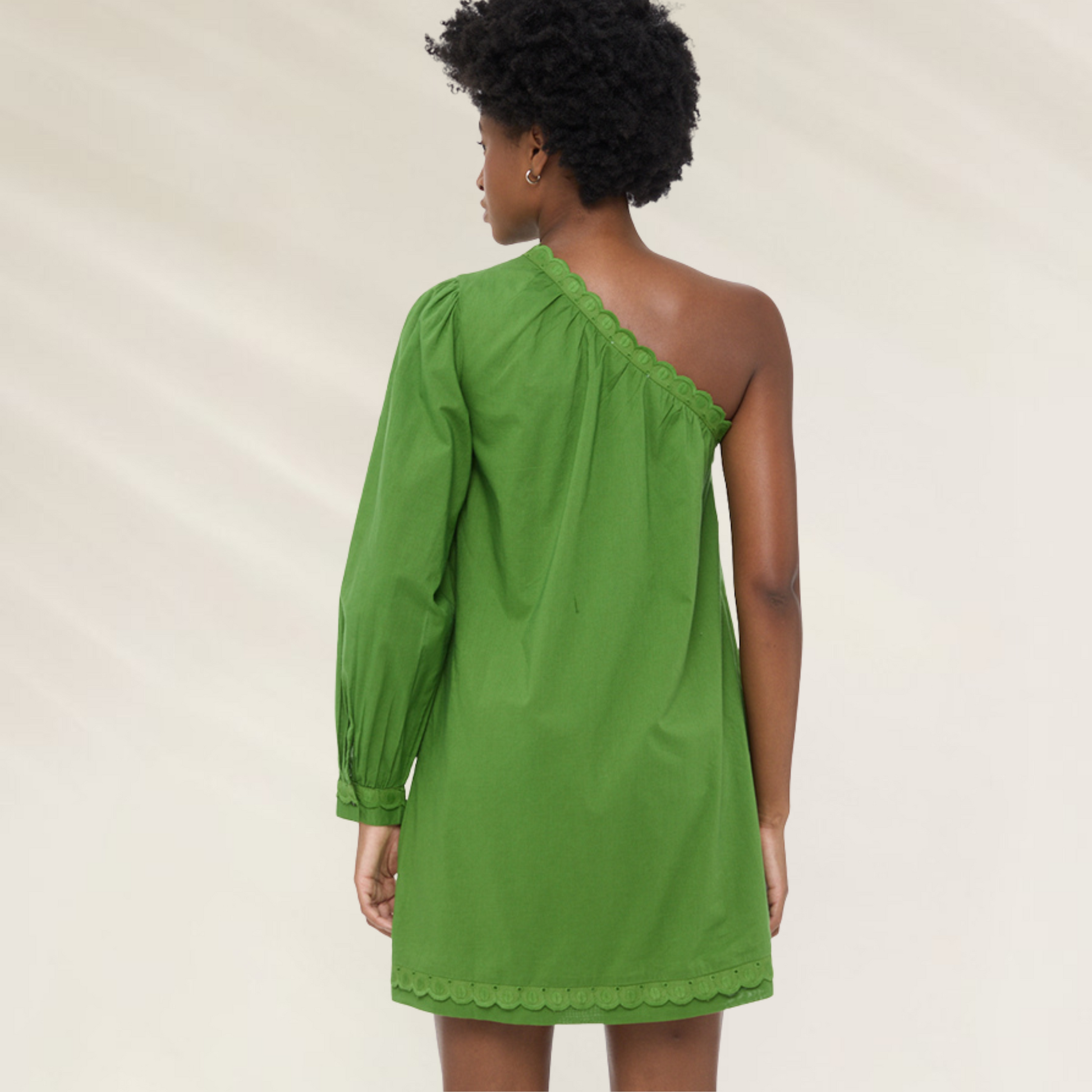 Vestido Verde Um Ombro Só com Bordado Ilhós – Animale Brasil, vestido curto verde com uma manga longa e bordado na barra