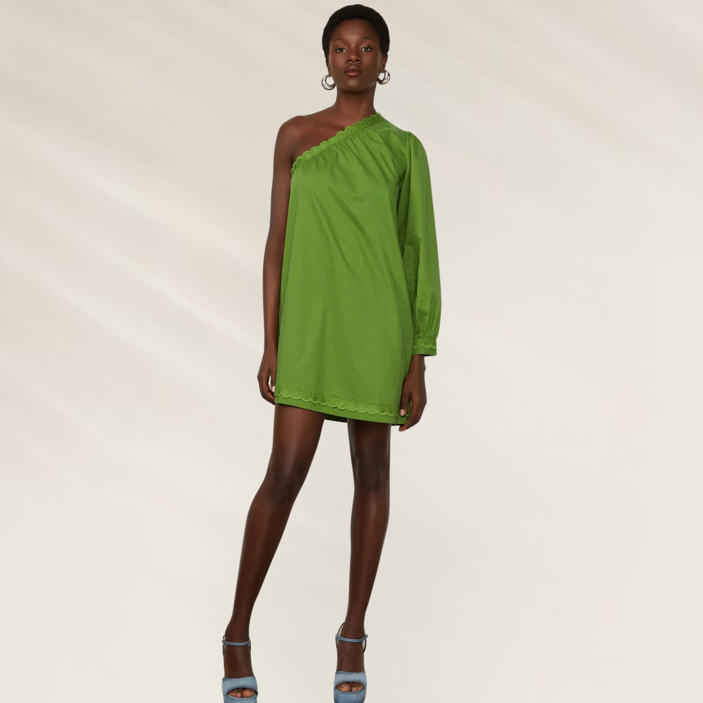 Vestido Verde Um Ombro Só com Bordado Ilhós – Animale Brasil vestido curto verde modelo com uma manga longa