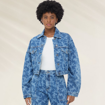 Jaqueta Jeans Cropped Estampa Frog – Animale Jeans azul com estampa floral usada por modelo feminina
