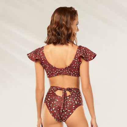 Biquíni Completo Animal Print com Folhos em tom vermelho, com costas abertas e detalhe amarrado