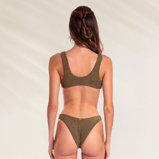 Modelo de biquíni completo Epiphany Stretchy Cactus em tom oliva, visto de costas, com design elegante.