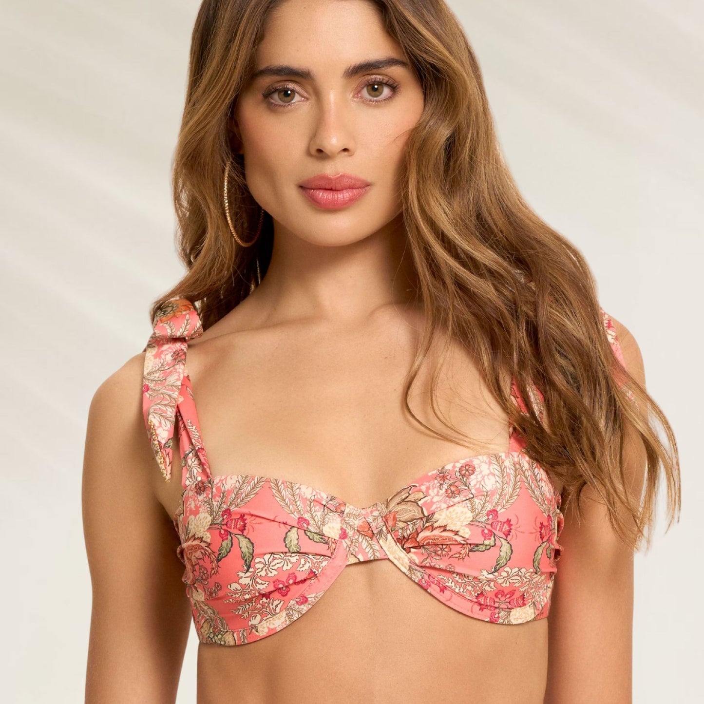 Biquíni Completo Floral com Armação e Cueca Alta da Cosita Linda, destacando estampa vibrante e estilo elegante