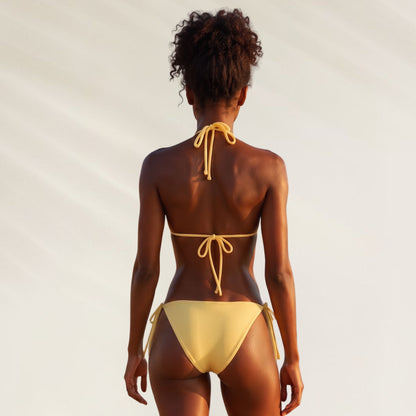Mulher usando o Biquíni Completo Mia Amarelo Manteiga à beira da piscina em um dia ensolarado