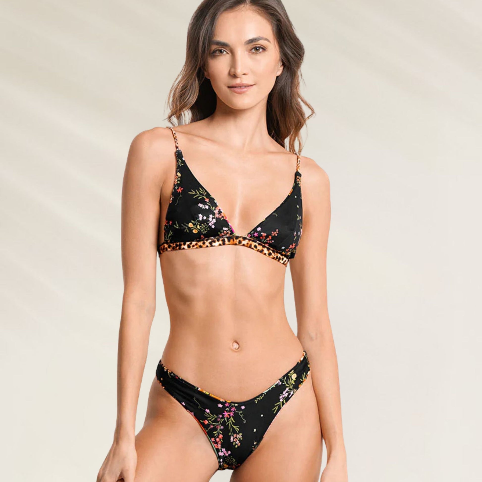 Top de biquíni Maaji com estampa floral em fundo preto e detalhes em animal print