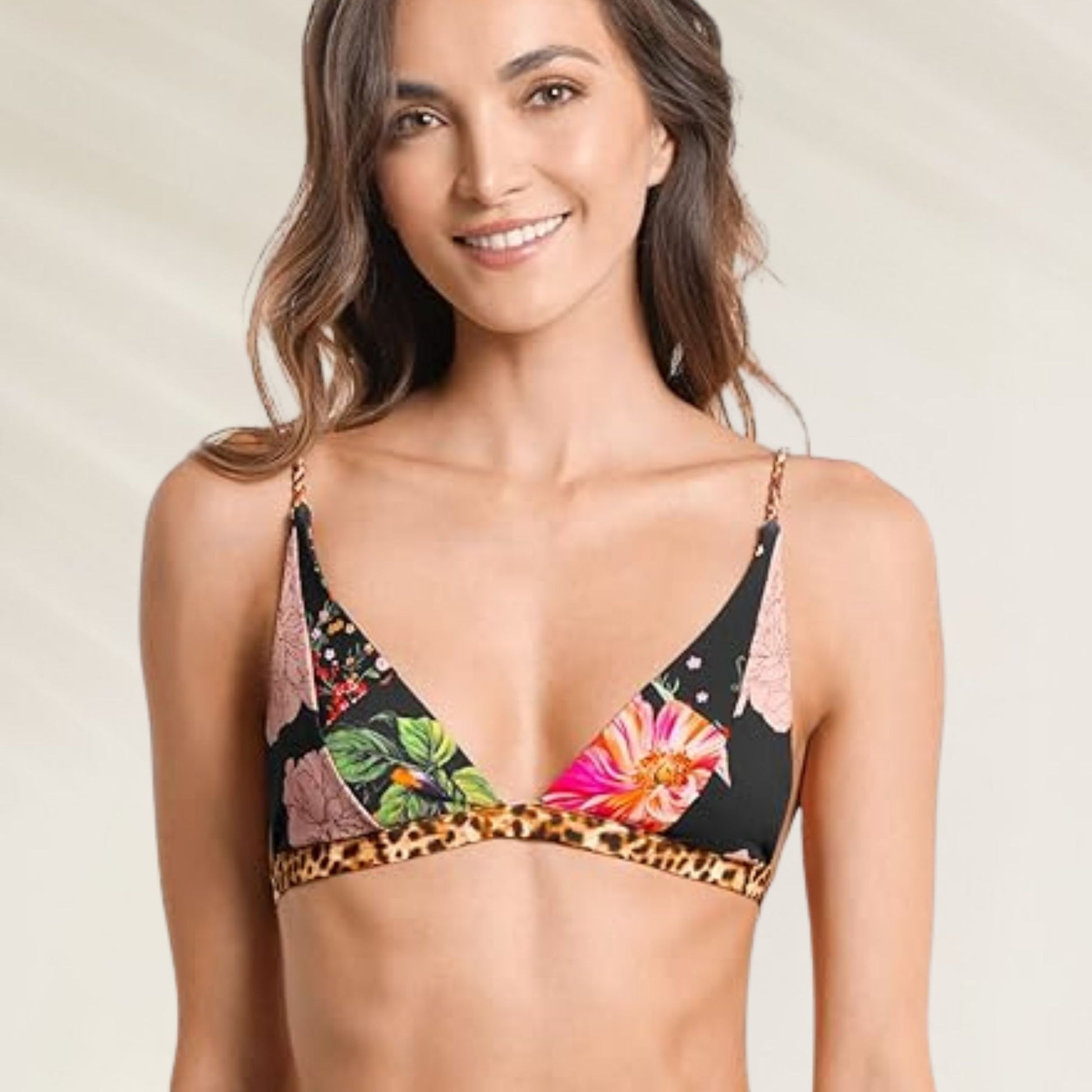 Top de biquíni Maaji com estampa floral e detalhes de onça para um look de praia estiloso