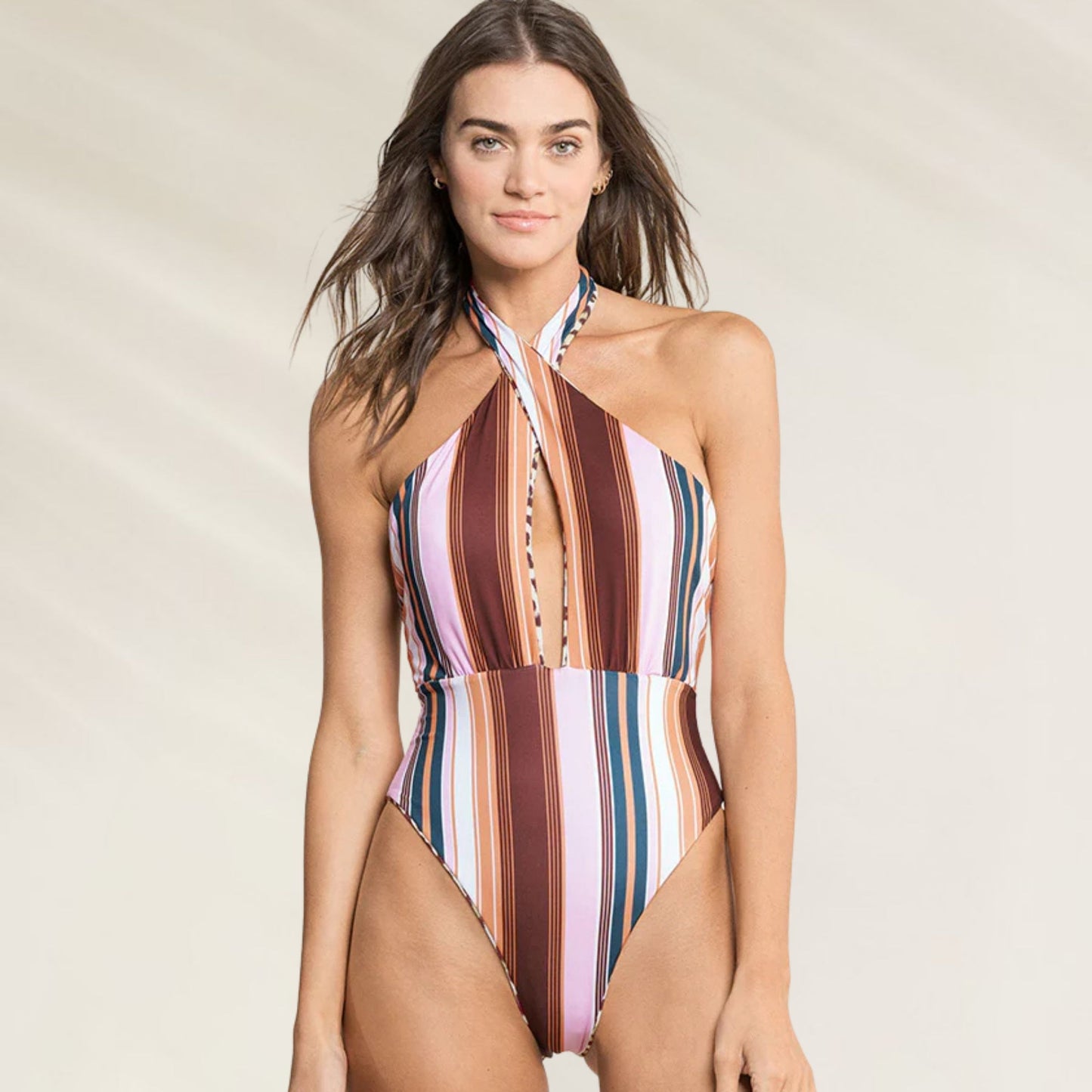 Fato de banho Maaji listrado com decote em V e alças cruzadas para um look elegante na praia