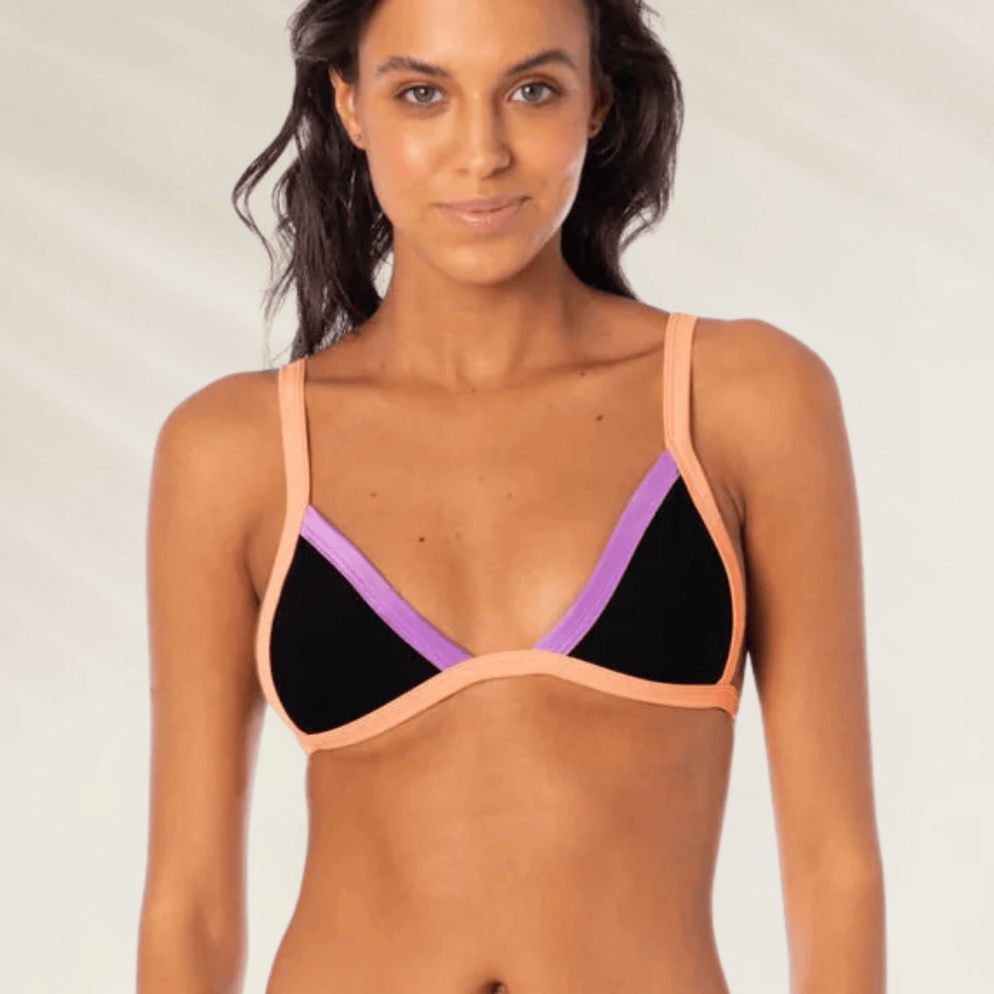 Top de biquini Maaji com design colorido em preto, laranja e roxo, ideal para a praia