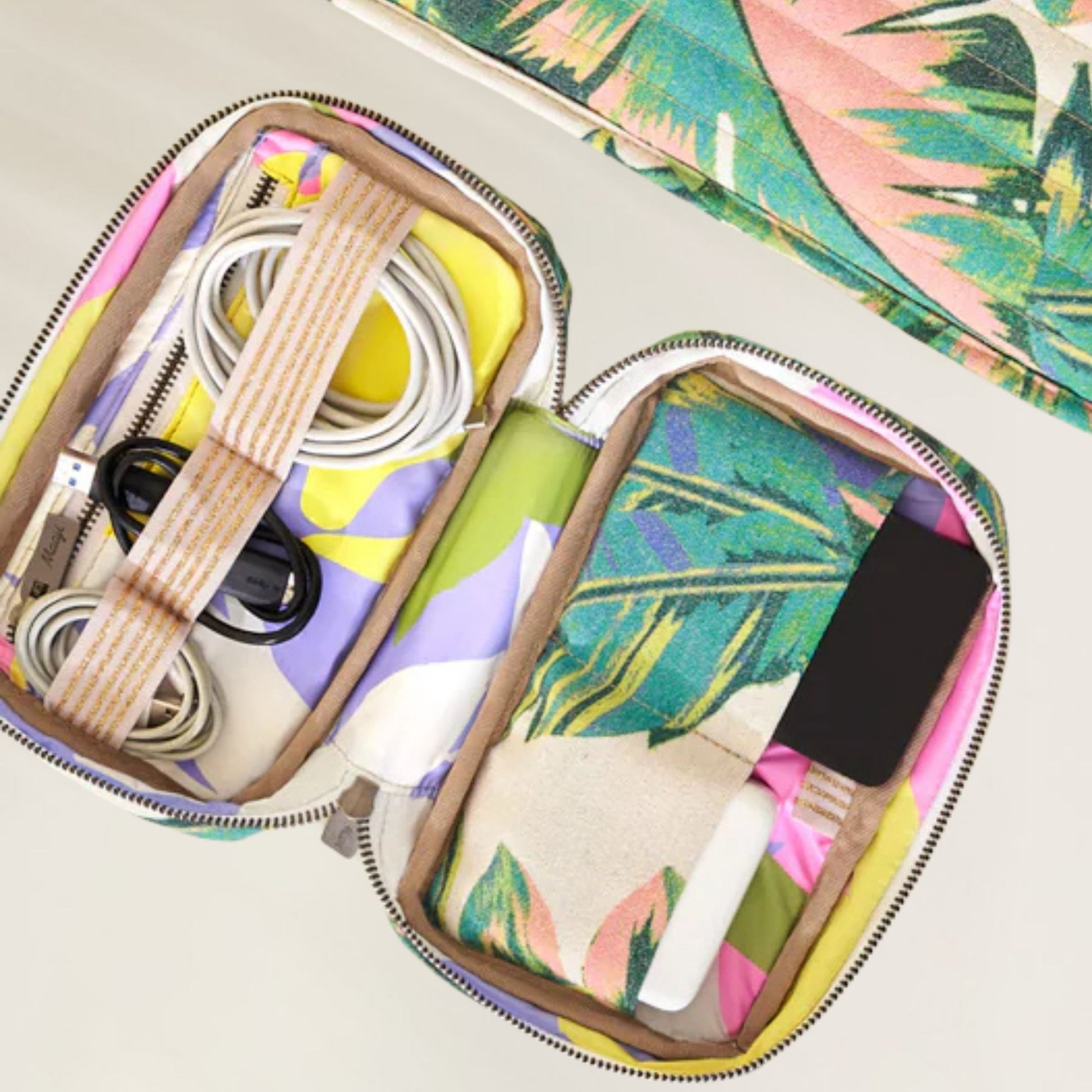 Bolsa organizadora Maaji com estampa tropical, perfeita para cabos e acessórios pessoais