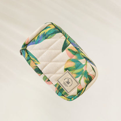 Bolsa Maaji estampada com folhas coloridas, ideal para organizar pequenos itens do dia a dia