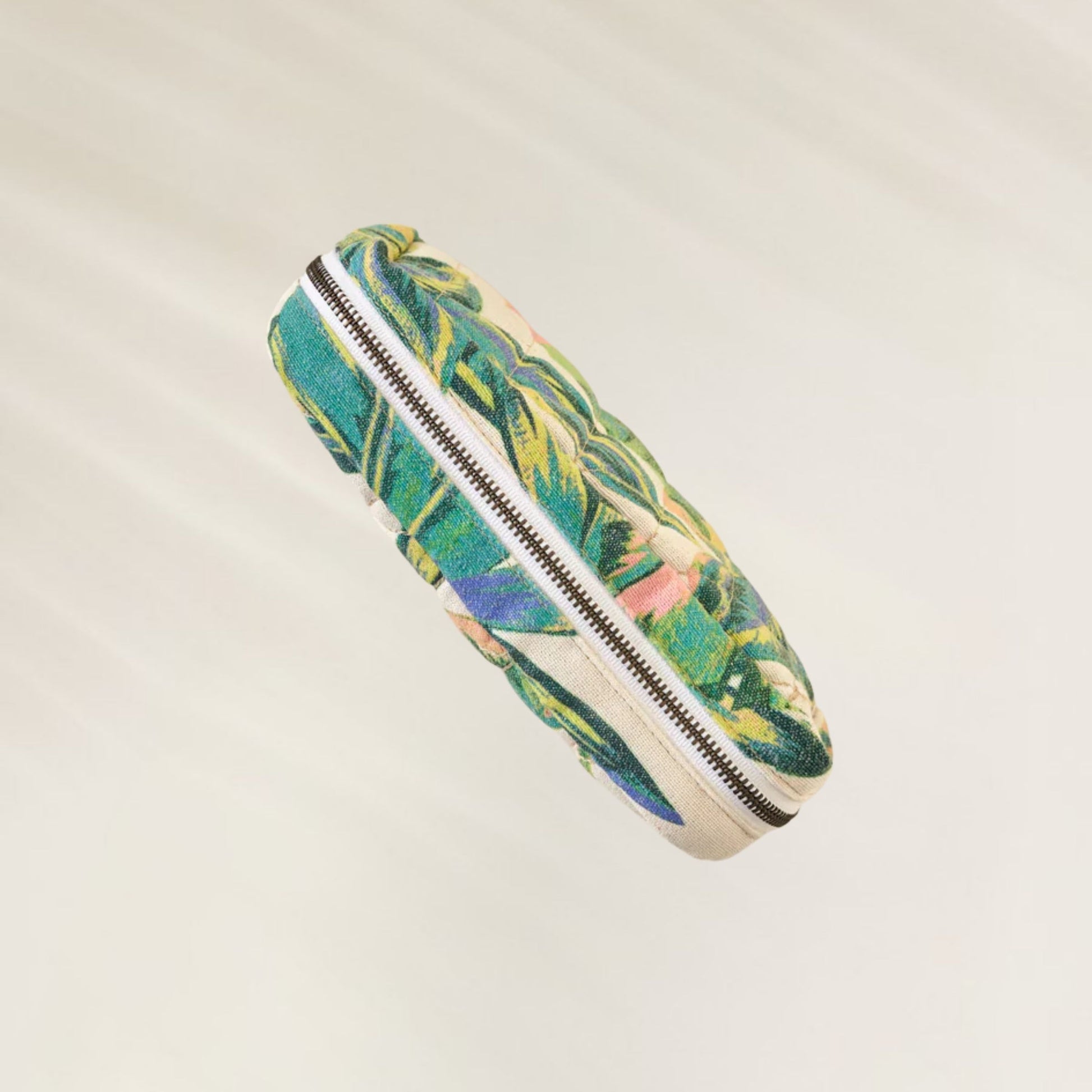 Bolsa Maaji com estampa tropical e fechamento em zíper para praticidade e estilo