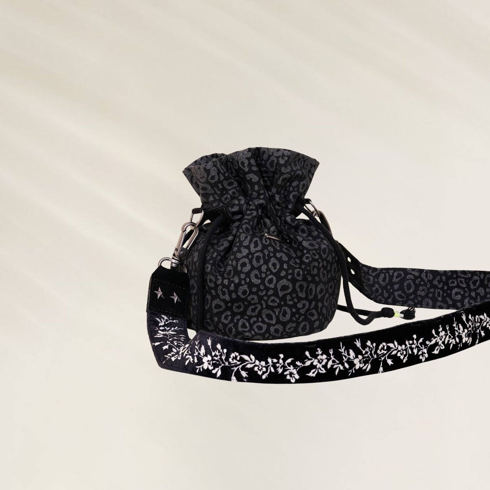 Bolsa Pequena com Cordão e Alça Ajustável da Maaji em estampa de leopardo