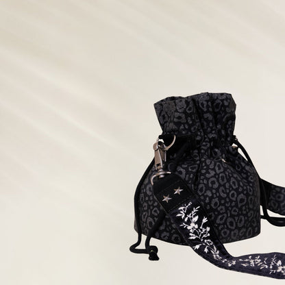 Bolsa Pequena com Cordão e Alça Ajustável da Maaji em estampa de oncinha