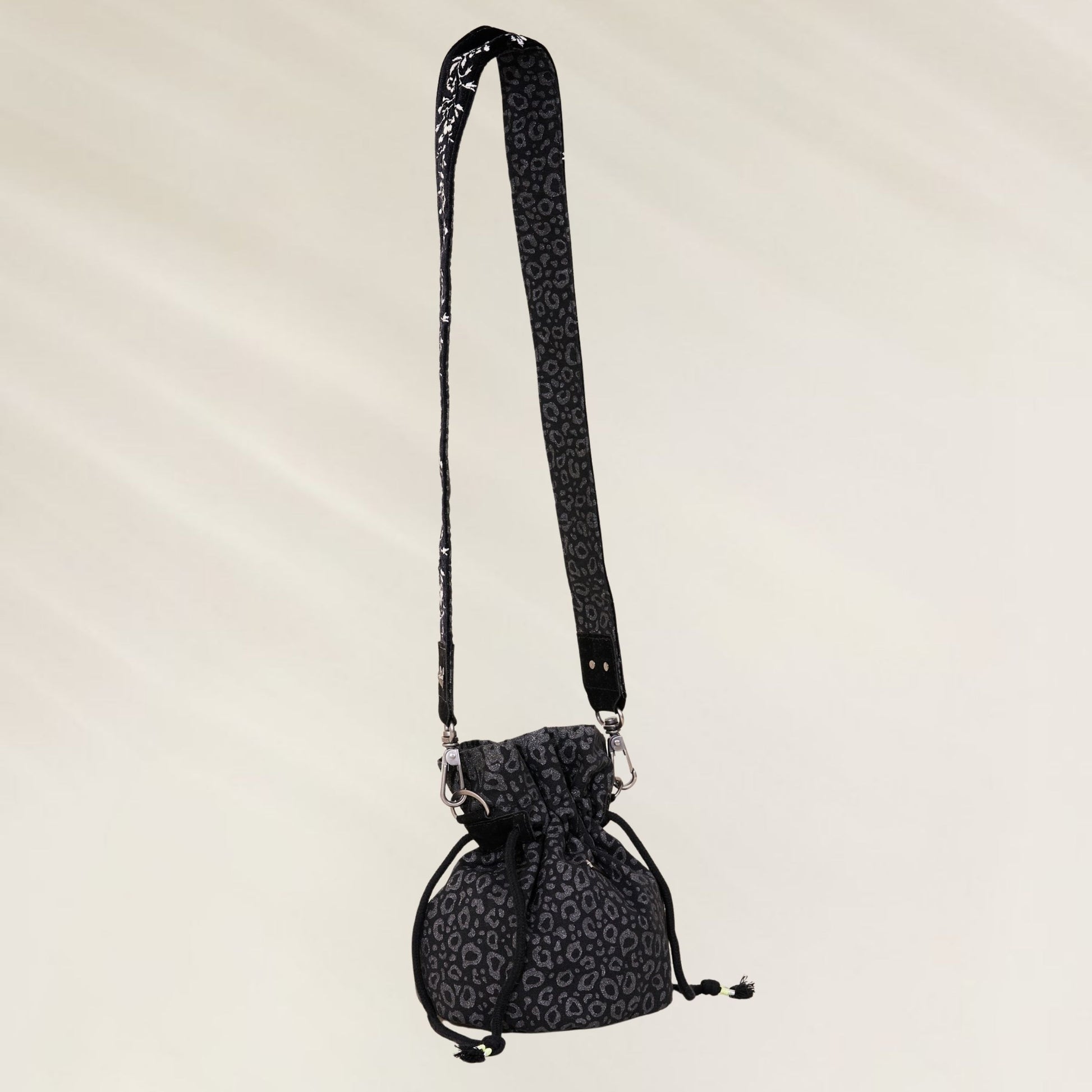 Bolsa Pequena com Cordão e Alça Ajustável da marca Maaji, ideal para uso diário e ocasiões informais